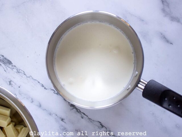Crema de leche en una olla pequeña