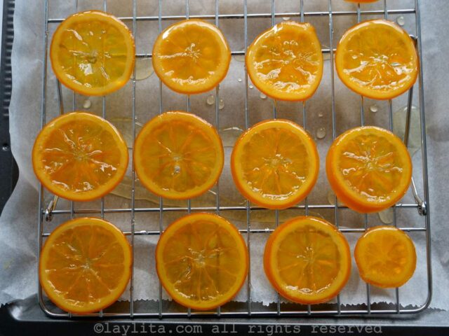 Preparación de las rodajas de naranjas confitadas o caramelizadas