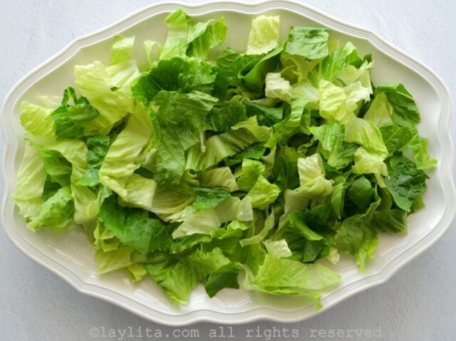 Trozos de lechuga romana en una fuente blanca