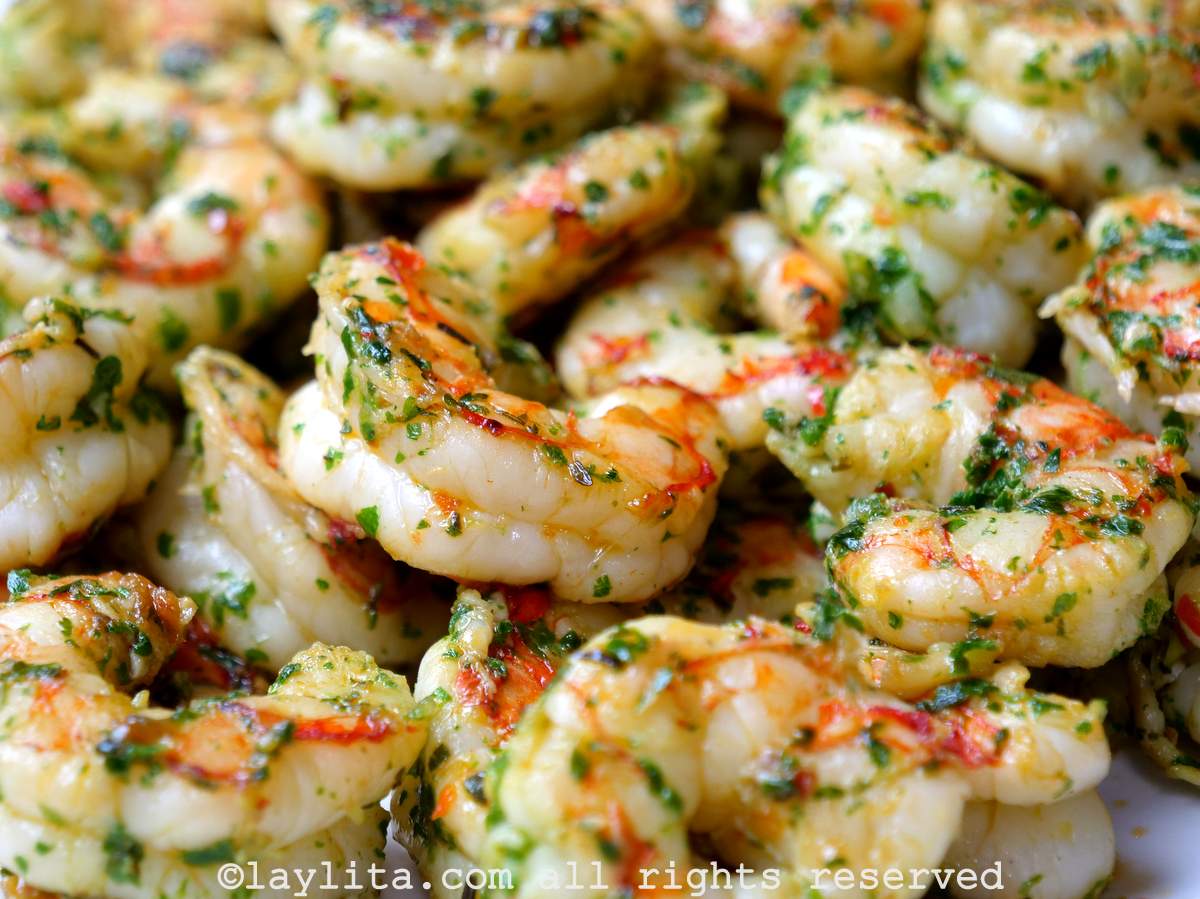 Primer plano de camarones al chimichurri en un plato blanco