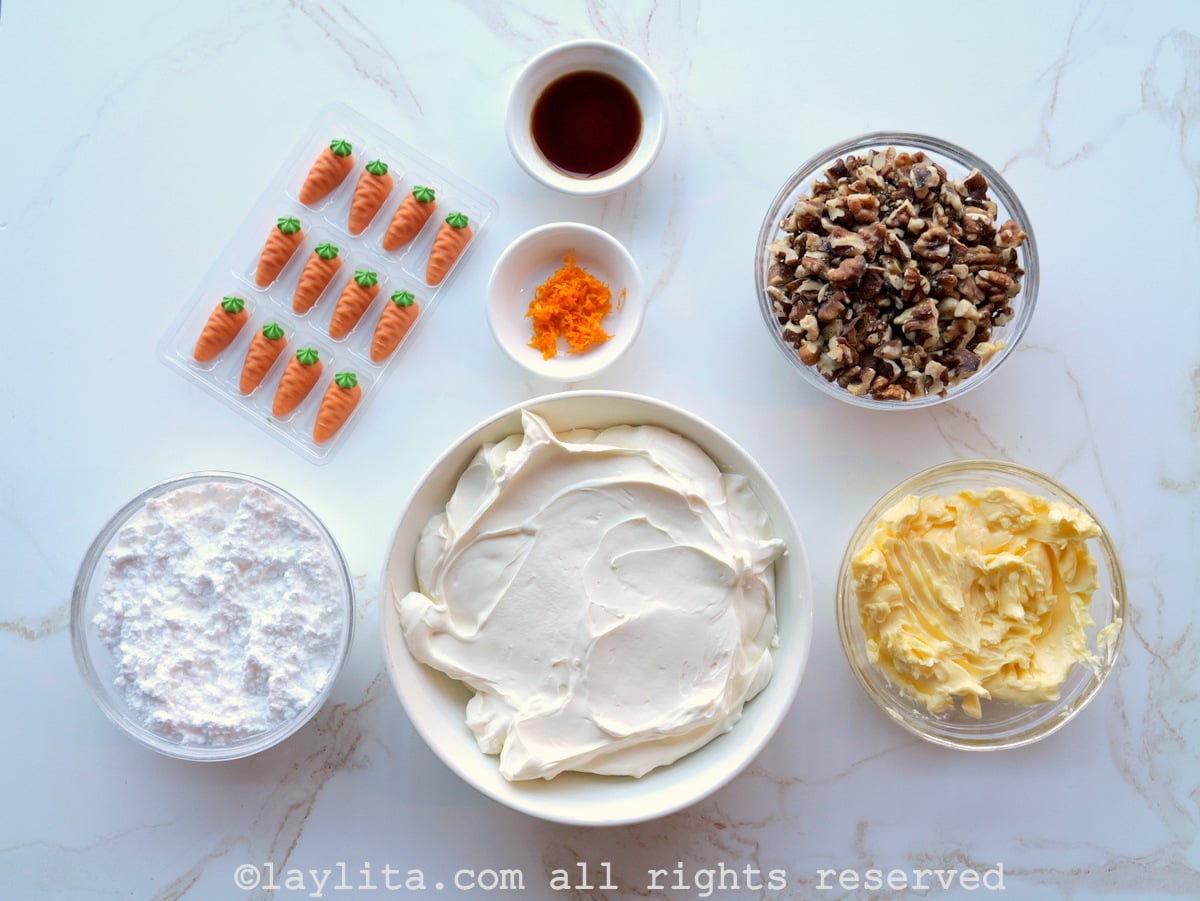 Ingredientes para la cobertura de queso crema y para decorar el pastel de zanahoria en una superficie de cocina