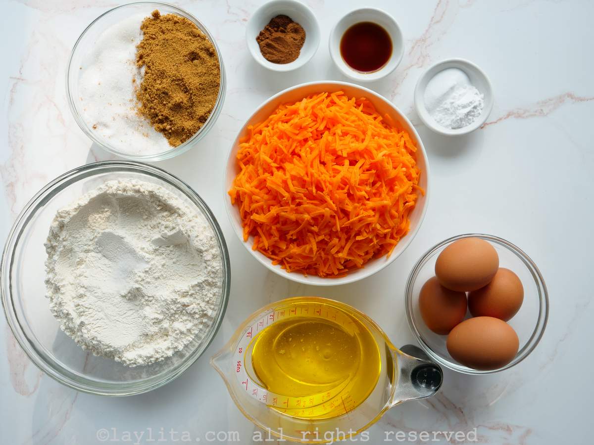 Ingredientes para la torta o pastel de zanahoria en una superficie de cocina