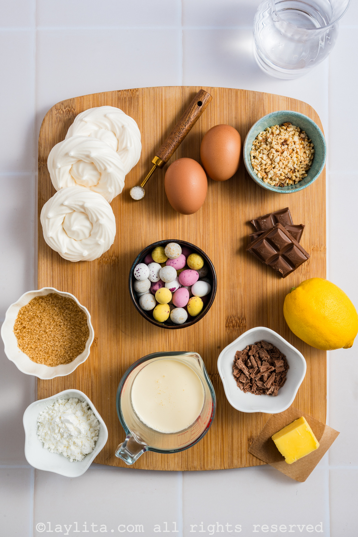 Ingredientes para los Nidos de Merengue rellenos con crema de limón para Pascua en una mesa de cocina