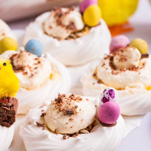 Nidos de merengue decorados con crema batida y huevitos de Pascua