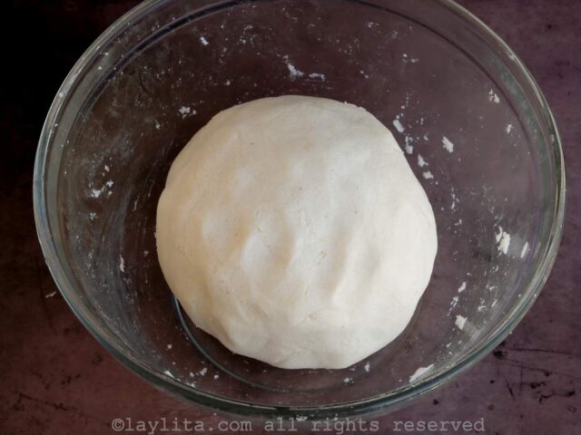 Un bol con una bola de masa de arepas