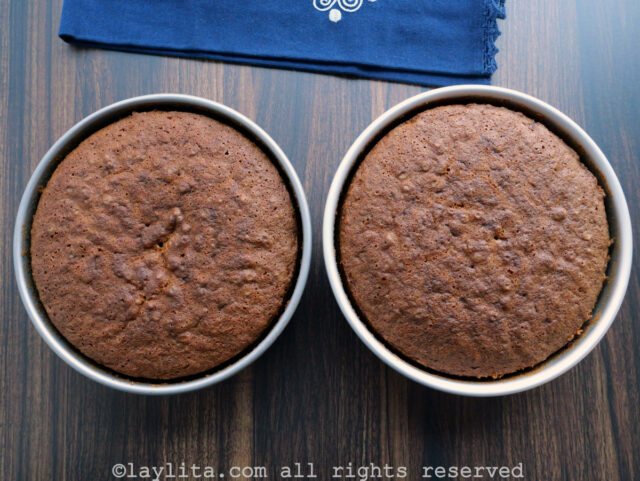 Dos bizcochos de pastel de zanahoria en una mesa