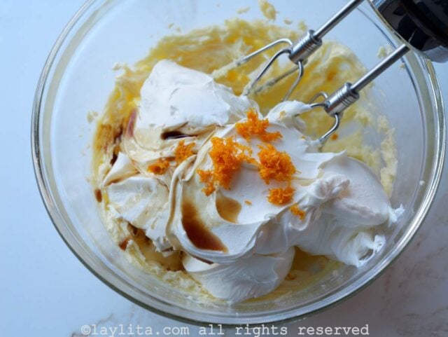 Agregar el queso crema, la vainilla y la ralladura de naranja