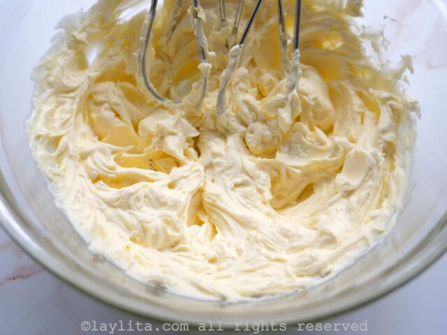 Cobertura de queso crema usando queso crema europeo en un bol