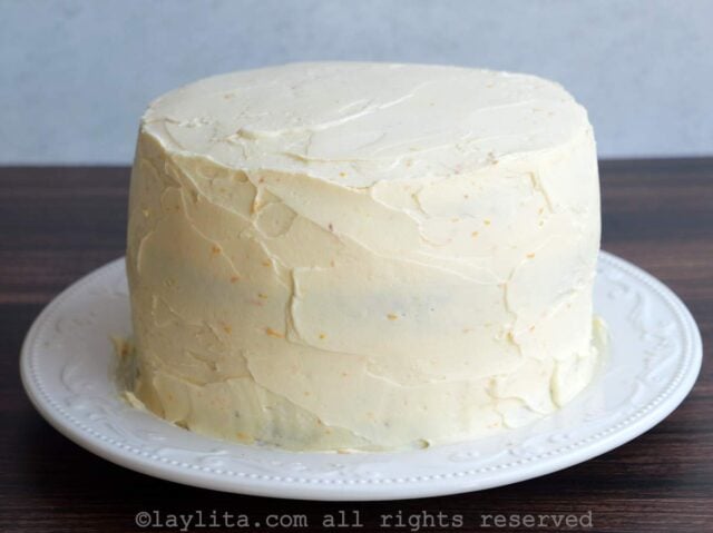 Un pastel decorado con cobertura de queso crema