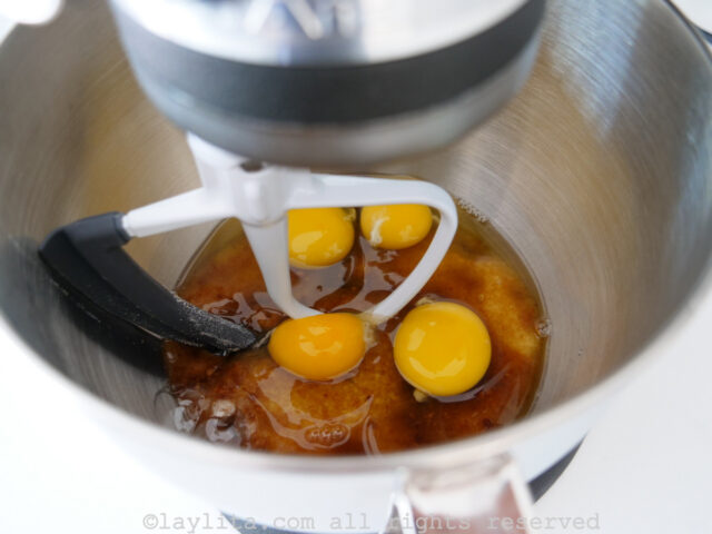 En el bol de la batidora, mezcla los huevos con el azúcar y la vainilla.