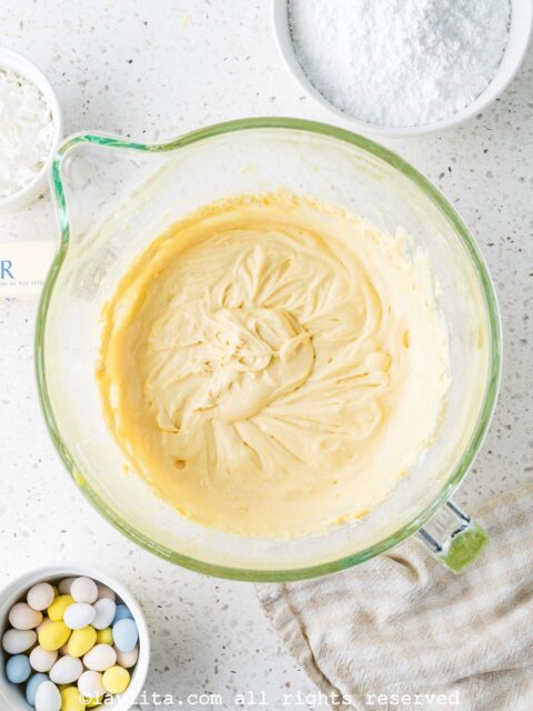 Masa para cupcakes o quequitos de coco en un bol