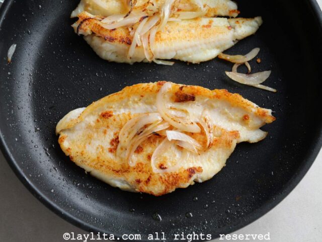 Dos filetes de pescado en una sartén