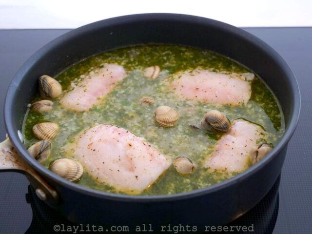Agrega la merluza o los filetes de pescado a la salsa