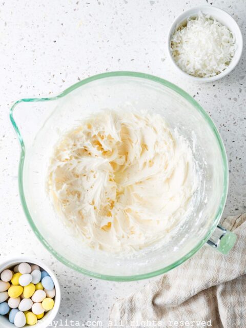 Glaseado o cobertura estilo buttercream de coco en un tazón de mezclas