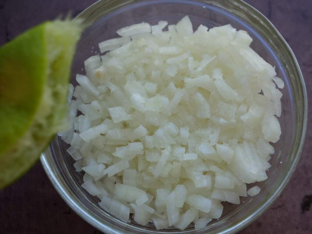 Cebolla blanca picada en un bol