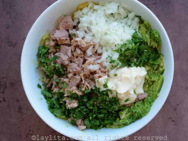 Ingredientes para una ensalada de atún y aguacate en un bol antes de ser mezclados
