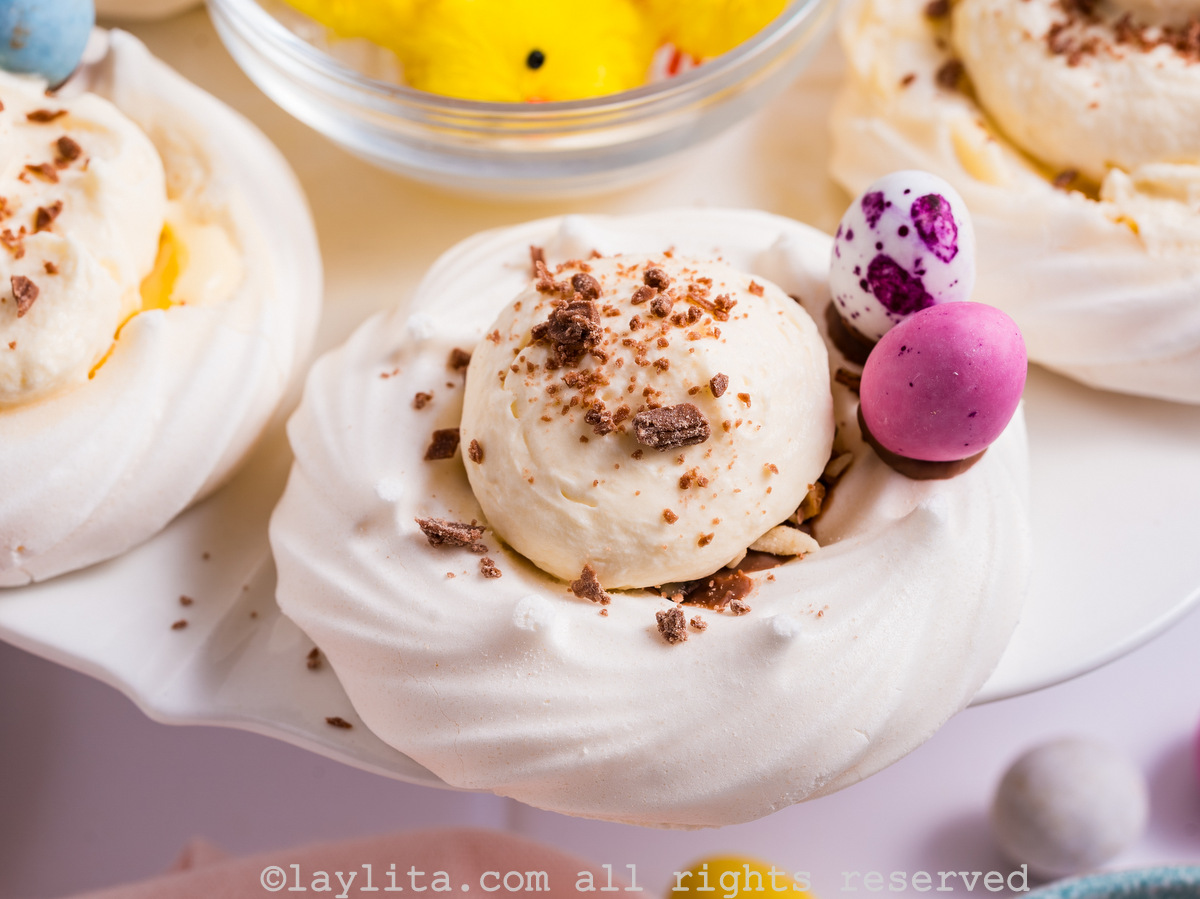 Nidos de merengue o mini-pavlovas con relleno de crema de limón