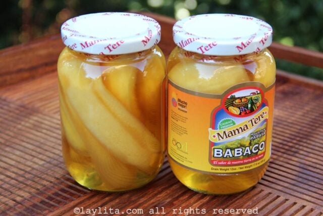 Dos latas de babaco en una mesa de madera