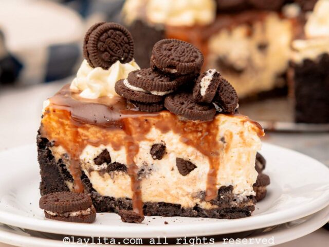 Una rebanada de cheesecake de Oreo en un plato blanco