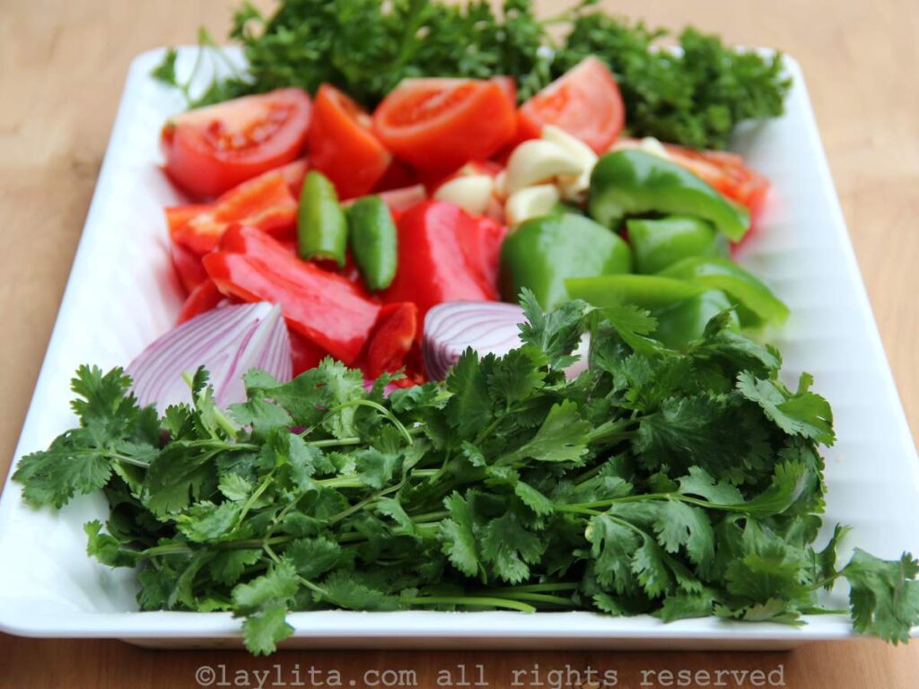Ingredientes para la salsa del seco ecuatoriano en un plato blanco