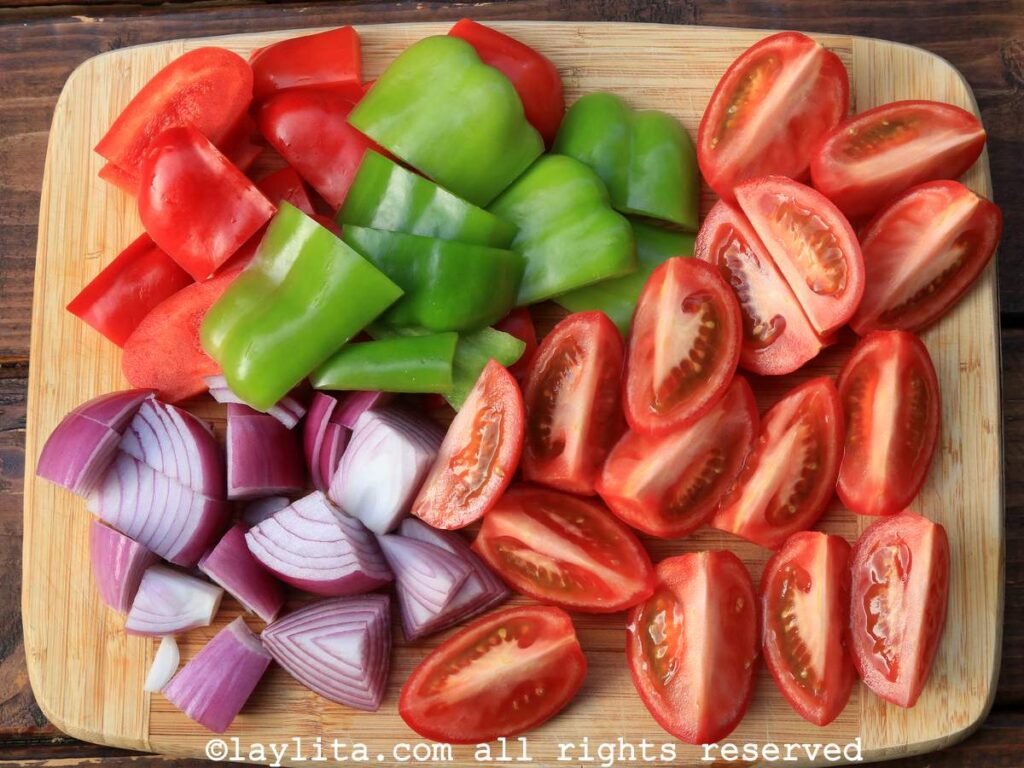 Ingredientes para la salsa del seco ecuatoriano en un tabla de picar