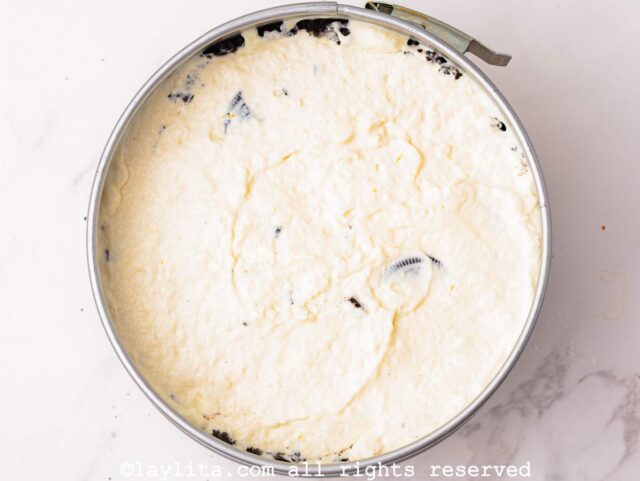 Un molde con cheesecake de oreo antes de refrigerarlo