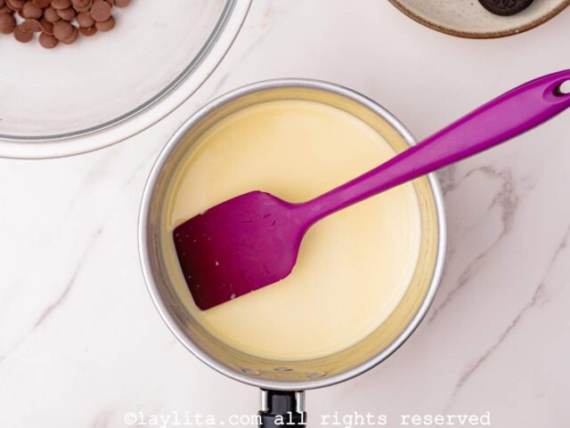 Crema de leche caliente en una cacerola