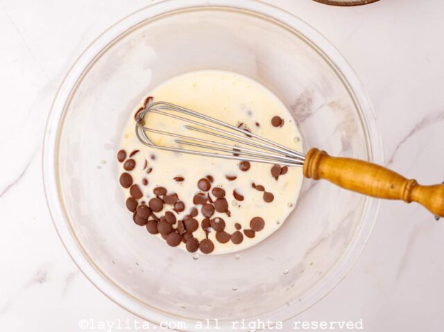 Un bol con crema de leche caliente y chispas de chocolate