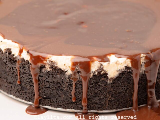 Decorando el cheesecake con la salsa ganache de chocolate