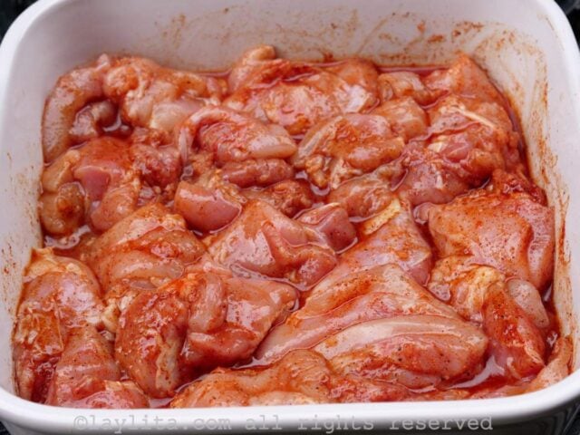 Sazona los trozos de pollo con la marinada