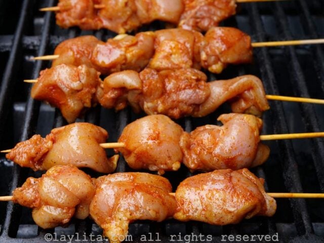 Asando las brochetas o pinchos de pollo a la parrilla