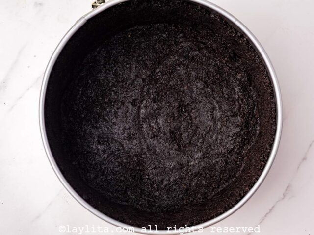 Un molde con base de galletas de chocolate
