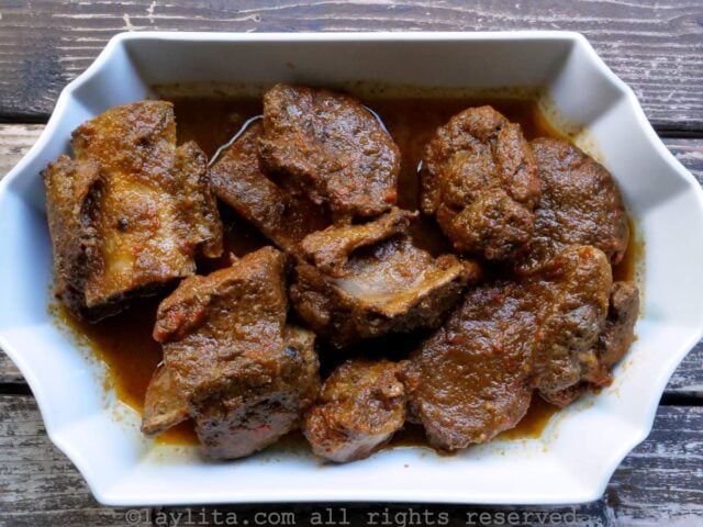Costillas de carne de res cocinadas en una bandeja blanca