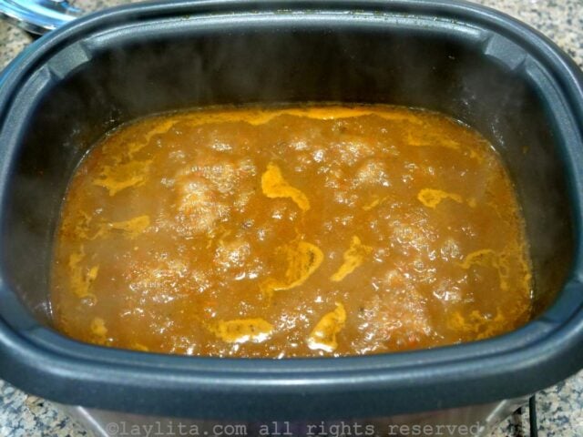 Cocinar la salsa del seco para espesarla