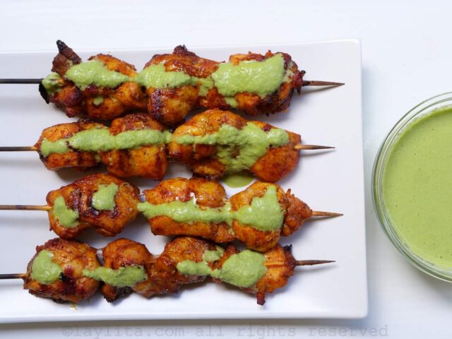 Pinchos de pollo con una salsa de jalapeño o chimichurri de cilantro