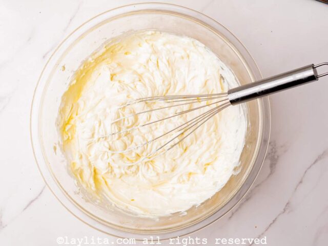 Queso Crema batido en un bol de mezclas