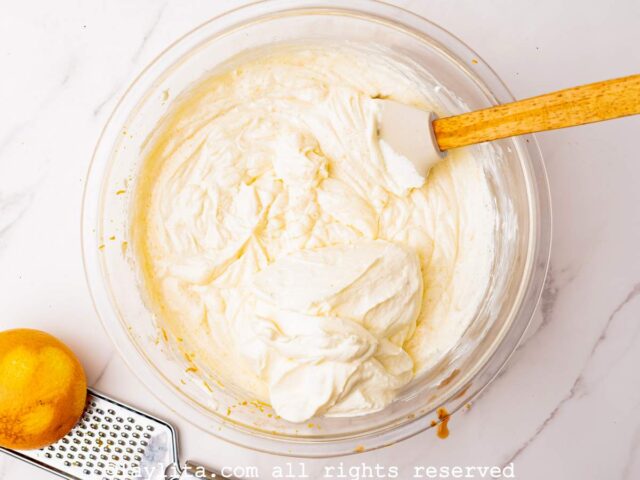 Incorporando la crema batida o nata montada al bol de mezclas
