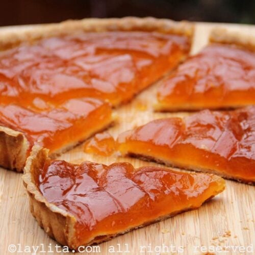 Una tarta o pastel de babaco cortado en varias rebanadas en una tabla de cortar de madera