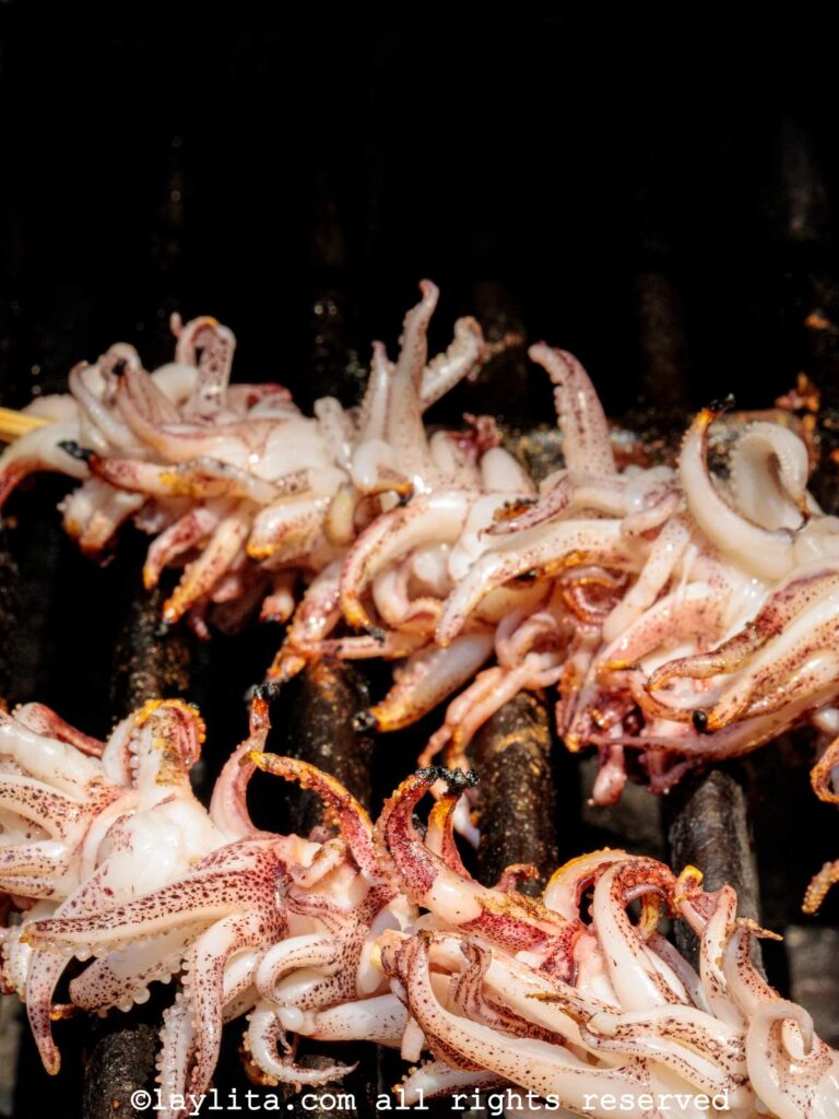 Asando calamares a la parrilla