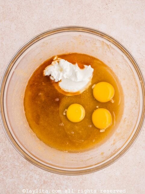 Agrega el yogur griego, los huevos y el extracto de vainilla;