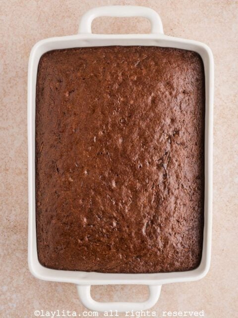 Pastel de chocolate y zucchini luego de hornearse