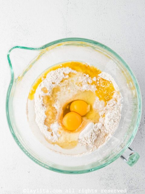 Añade los huevos, la leche, la mantequilla derretida, la vainilla y el puré de manzana al tazón