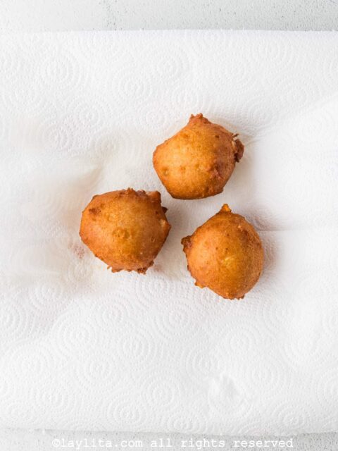 Pasa los buñuelos a un plato cubierto con papel absorbente