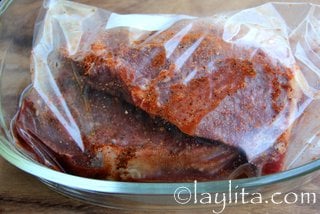 Adobar los filetes o bistecs en fundas o bolsas de plastico para que se concentre mejor el sabor