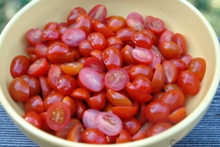 Cortar los tomates por la mitad