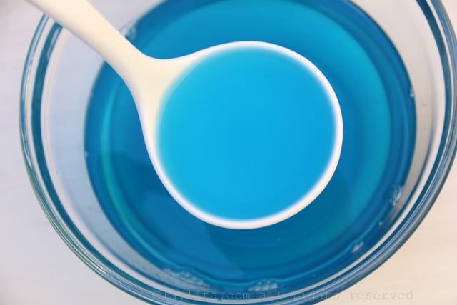 Cuando la primera capa este casi congelada, prepare la mezcla de la gelatina azul