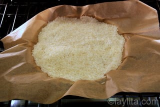 3- Cubra la masa de la tarta con papel de hornear y rellene con arroz o porotos