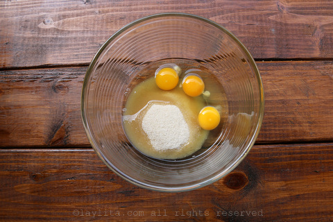 Ponga los huevos y el azucar en una fuente