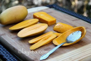 Sacando la pulpa de mango para margaritas