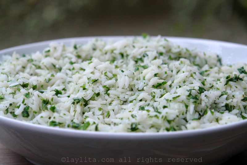 Mezclar el arroz con el cilantro picado y el jugo de limon.